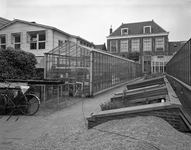 65344 Gezicht op de kassen van de Hortus Botanicus van de Rijksuniversiteit (Nieuwegracht 185) te Utrecht; rechts op de ...